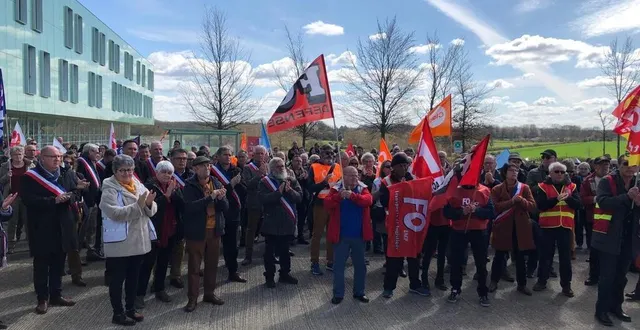 photo  plus de 150 personnes étaient réunies devant le pôle santé sarthe et loir, lundi 27 mars 2023, pour dénoncer l’entrée en vigueur de la loi rist le 3 avril 2023.  &copy;  ouest-france 
