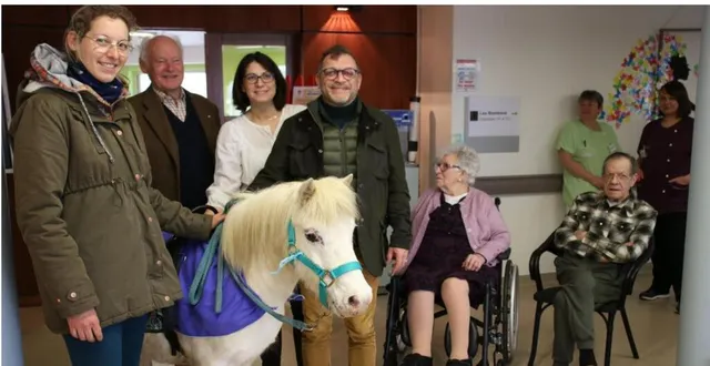photo  marie affre de saint-rom, (à gauche), accompagnée de sa femelle poney whatal, en présence de cindy oriot, lionel hamon, jean-michel étienne, du rotary club mamertin, et de résidents de l’ehpad les hespérides.  &copy;  ouest-france 
