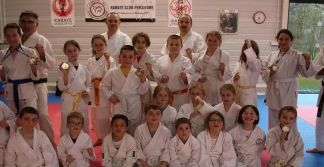 photo  entourés de leurs professeurs et camarades, les jeunes karatékas fiers de brandir leurs médailles.  &copy;  ouest-france 