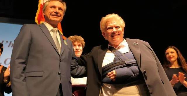 photo  la médaille a été remise par catherine trautmann, samedi après midi, à la salle henri-salvador.  &copy;  le maine libre 