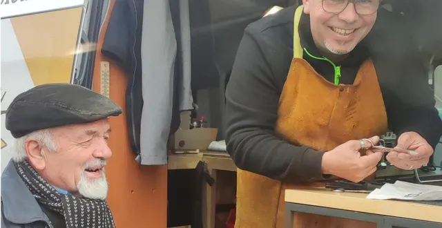 photo  le retour du rémouleur. fabien richard renseigne ici un client qui est venu avec plusieurs outils de coupe.  &copy;  le maine libre 