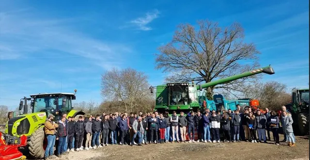 photo  beau succès pour la cuma de souillé – la guierche (sarthe) qui a accueilli dans son hangar refait à neuf 130 jeunes actuellement une formation agricole afin de leur faire découvrir le fonctionnement et le matériel de cette entreprise un peu particulière.  &copy;  ouest-france 