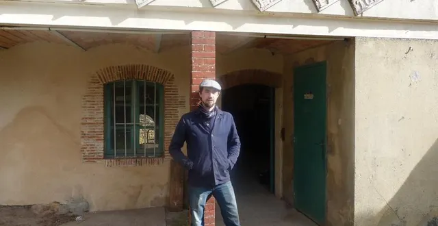 photo  léo coutant devant son atelier nouvellement aménagé à montmirail.  &copy;  le maine libre 