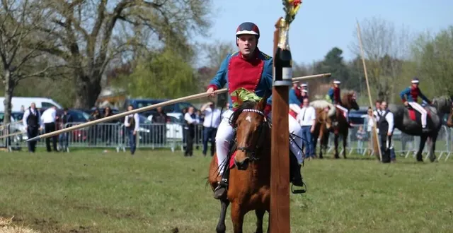 photo  le bris des lances est le temps fort de la fête des lances.  &copy;  ouest-france 