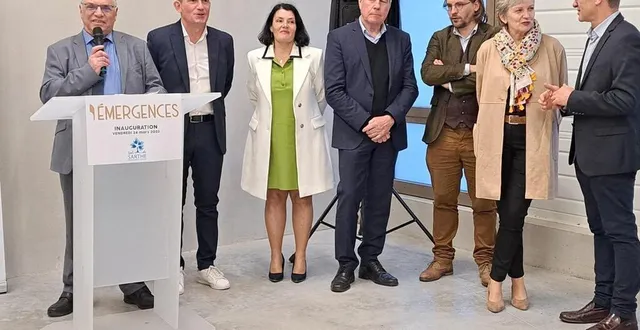 photo  sous-préfète, élus, architecte ont présenté émergences, espace de coworkinget pépinière d’entreprises.  &copy;  ouest-france 