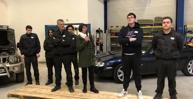 photo  une partie des élèves de la première promotion de l’école de production, avec leur maître d’apprentissage, damien coulange, et sandrine demoles, directrice, dans leur vaste atelier.  &copy;  ouest-france 