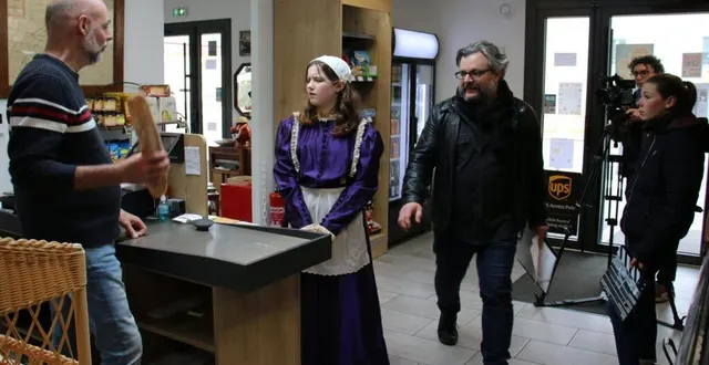 photo  alice est venue se procurer une baguette chez françois sauvage, au café d’ancinnes.  &copy;  le maine libre 