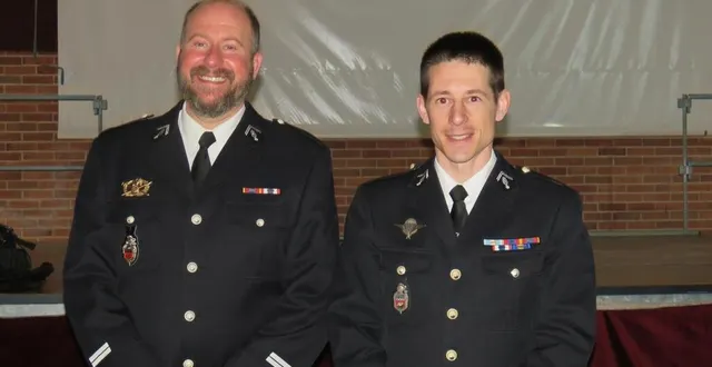 photo  (de gauche à droite) le lieutenant sébastien irr avec le chefd’escadron nicolas baurès.  &copy;  le maine libre 