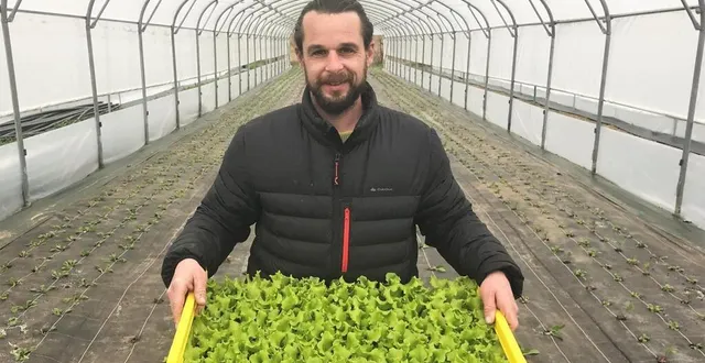 photo  brice massé vendra ses premiers légumes en mai 2023, cultivés à luché-pringé.  &copy;  le maine libre 