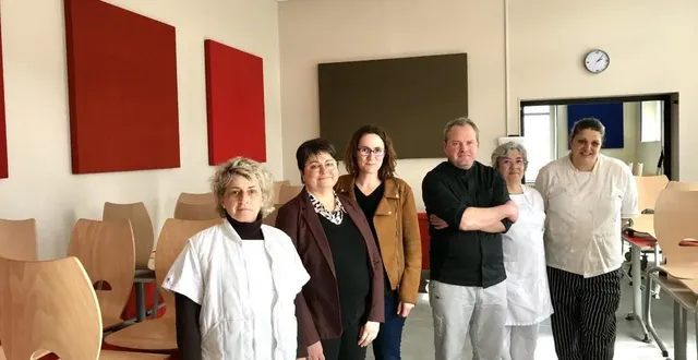 photo  sandrine plessis, adjointe (2e à gauche) à côté d’hélène bourdin, gestionnaire de la restauration (3e à gauche), de ludovic angebault, chef de la cuisine (3e à droite) et des agents.  &copy;  le maine libre 