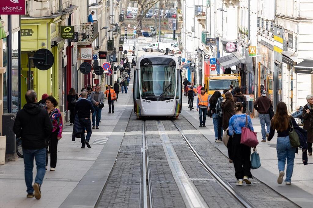 PHOTOS. Le Tramway A Retrouvé Ses Marques Sur La Place Du Ralliement ...