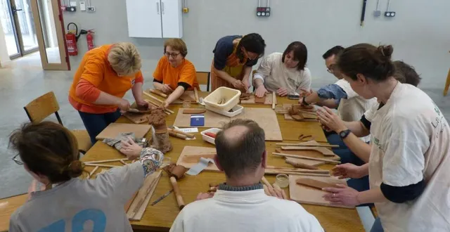 photo  les participants ont réalisé le logo de la pépinière en argile.  &copy;  maine libre 