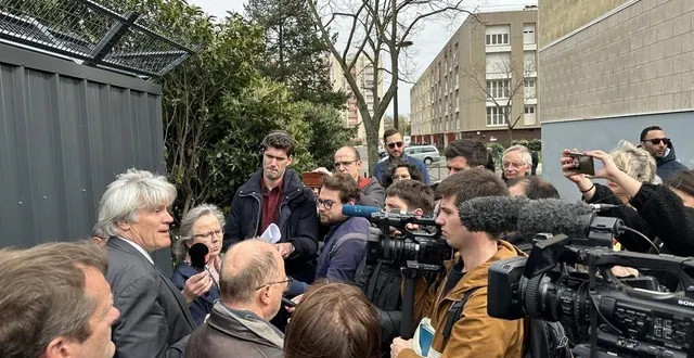photo  la procureure delphine dewailly, le préfet emmanuel aubry et le maire ps stéphane le foll ont choisi pour théâtre de leur conférence de presse le pied des immeubles des sablons où se livre un présumé trafic de stupéfiants.  &copy;  ouest-france 