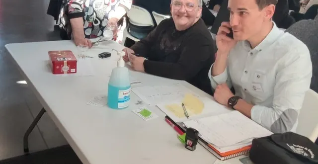 photo  nicole leroux (debout), du comité des fêtes, annabelle savattier (assise), trésorière de l’organisation et arnaud chevallier, de la musique lors de l’édition 2022.  &copy;  archives le maine libre 