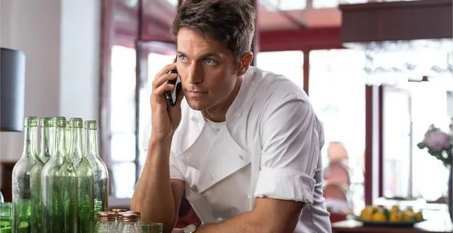 photo  l’acteur français lucas bravo, connu pour son rôle dans la série « emily in paris », a été choisi pour donner le départ des 24 heures motos, au mans, samedi 15 avril 2023.  &copy;  carole bethuel / netflix 