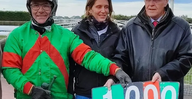 photo  franck blandin fête sa 1 000e victoire, mardi à argentan, avec sa compagne et jacques frappat, président de la société des courses.  &copy;  dr 