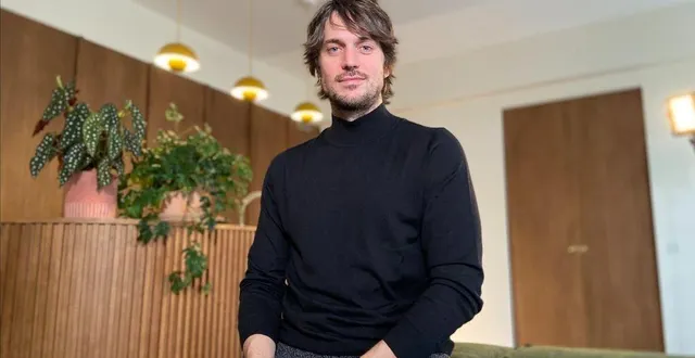 photo  l’acteur français lucas bravo sera le starter des 24 heures motos 2023.  &copy;  aco 