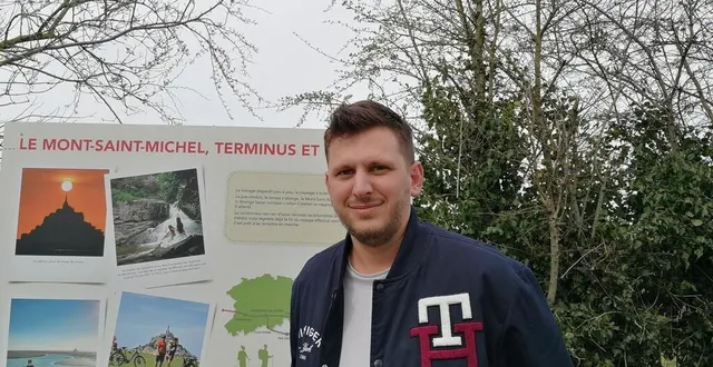 photo  valentin burson, vêtu par son premier mécène, guy apard, devant un des panneaux de la voie verte, clin d’œil à sa traversée de la baie du mont-saint-michel, sa dernière étape.  &copy;  ouest-france 