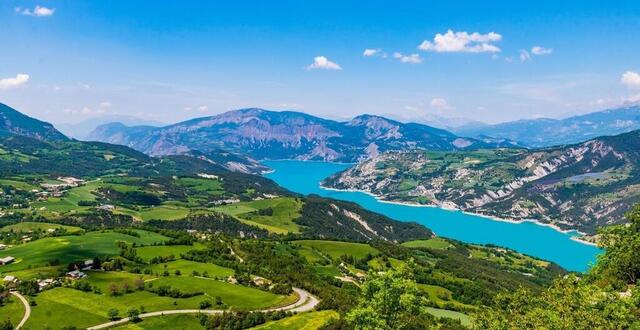 photo le lac de serre-ponçon vu depuis saint-vincent-les-forts, à 1 280 mètres d’altitude.
