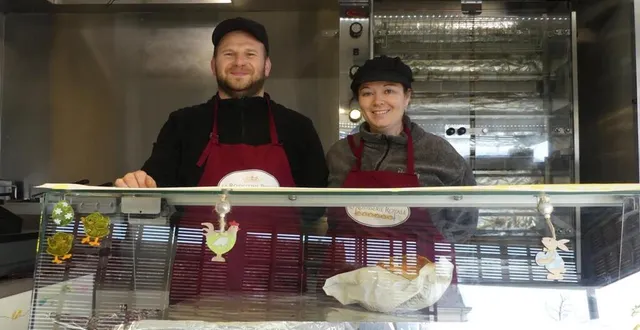 photo  samedi, julien et priscilla ont vendu tous leurs poulets bien avant la fin du marché.  &copy;  ouest-france 