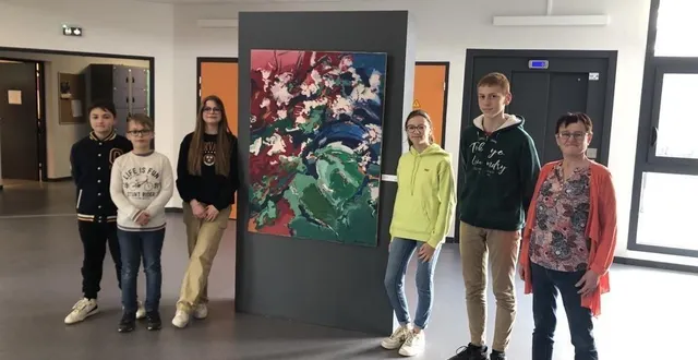 photo  des élèves ont été associés à cette exposition, ainsi que la principale pascale cervero (à droite).  &copy;  ouest-france 