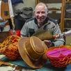 photo pour yvan de la villèsbrunne, artisan du cuir, ce métier d’art permet de toucher à tout, maroquinerie, sellerie… une grande diversité et créativité qu’il aime partager.