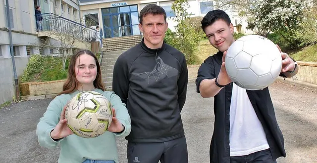 photo  le professeur de sport gérald grignon, entouré de lucie hurel et lou pruleau, représentants de l’association des élèves d’click du lycée val de sarthe, à sablé-sur-sarthe.  &copy;  ouest-france 