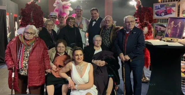 photo  sept résidents de la chanterie ont profité d’un spectacle époustouflant au cabaret « le rêve bleu » de montval.  &copy;  association anim’lachante 