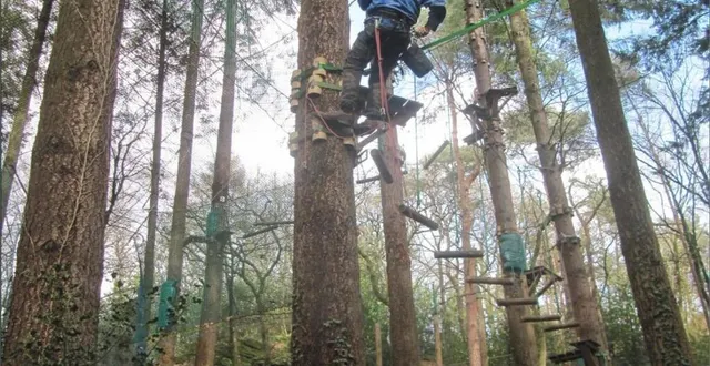 photo  un des équipiers du parc termine l’installation du parcours. cinq moniteurs seront présents au printemps et huit durant l’été.  &copy;  ouest-france 
