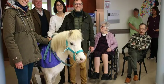 photo  marie affre à gauche, accompagnée de cindy oriot animatrice à l’ephad, lionel hamon et jean-michel étienne du rotary club et de résidents.  &copy;  le maine libre 