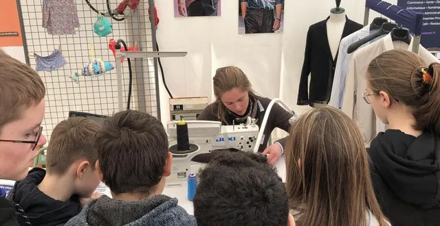 photo  comme la confection fléchoise, plusieurs entreprises locales recrutent régulièrement. le salon du savoir-faire de la flèche leur permet de mieux se faire connaître. il ouvre au grand public ce samedi 1er avril 2023, après une journée réservée aux scolaires.  &copy;  ouest-france 