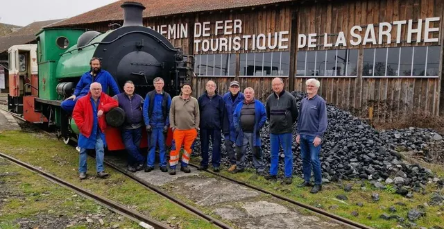 photo  devant alice, le train vapeur, michel louët et jean-françois buckmann (de droite à gauche) ainsi que yohann rossignol, assis en haut, dirigent la transvap et son équipe de bénévoles.  &copy;  ouest-france 