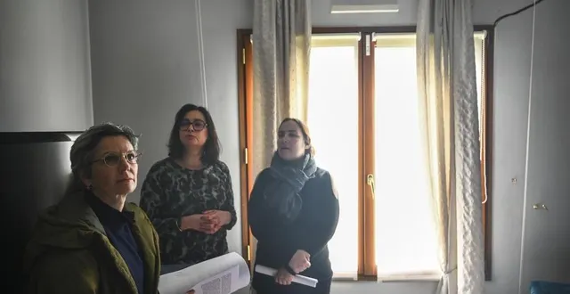 photo  sandrine rousseau, députée (eelv) lors de sa visite chez des sinistrés, à pruillé-le-chétif, le 17 mars 2023.  &copy;  archives le maine libre – denis lambert 