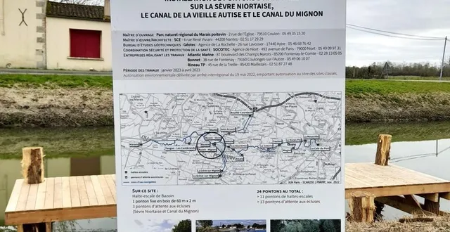 photo  le ponton de halte à bazoin, en vendée, et le panneau présentant le chantier.  &copy;  parc naturel régional du marais poitevin 