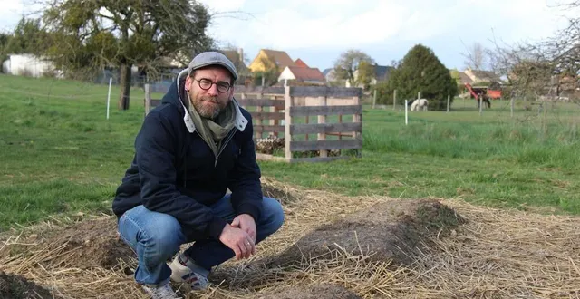 photo  émilien boussard, conseiller municipal à oizé (sarthe), a créé des espaces potagers à destination pédagogique pour l’école primaire.  &copy;  ouest-france 