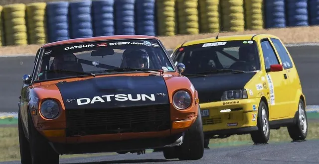 photo  des véhicules inattendus sur le circuit bugatti.  &copy;  archives le maine libre – denis lambert 