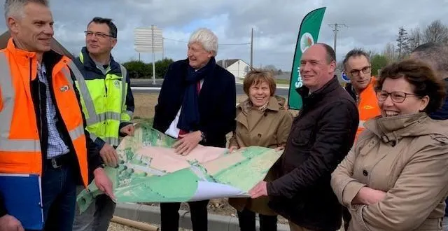 photo  elus et techniciens ont inauguré le giratoire, dont la construction avait débuté le 12 octobre 2022.  &copy;  le maine libre 