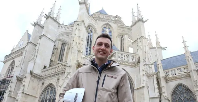 photo  romain fouquet, directeur de travaux pour l’entreprise de taille de pierre lefèvre, conduit la rénovation de l’église fertoise depuis 5 ans.  &copy;  ouest-france 