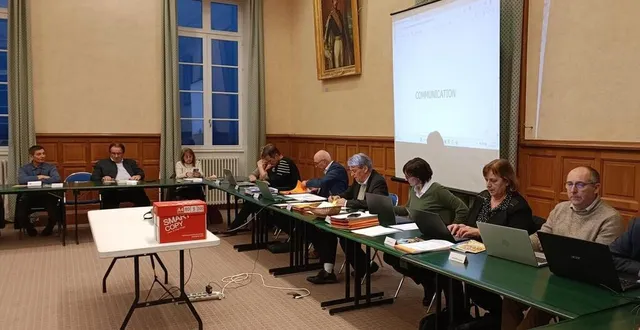 photo  lors de la présentation des différents budgets au cours de la réunion de jeudi 30 mars 2023, en soirée.  &copy;  ouest-france 