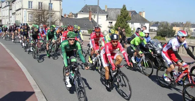 photo  en 2015, le circuit de la sarthe avait pris son départ depuis sablé-sur-sarthe avec pierre roland ici aux premiers plans aux côtés de nacer bouhenni. le premier officie désormais comme consultant sur l’équipe tv ; le second sera au départ de la 4e étape du région tour pays de la loire ce vendredi 7 avril 2023.  &copy;  archives ouest-france 