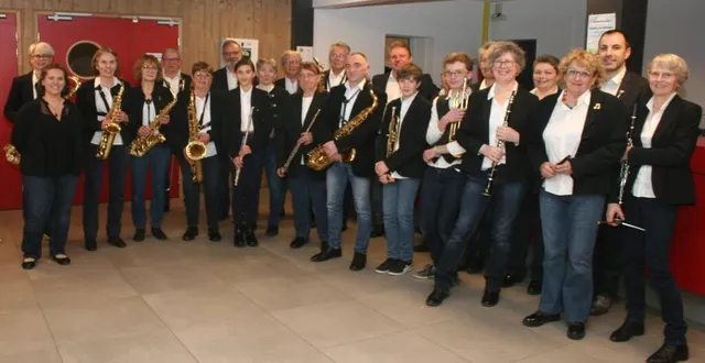 photo  les 23 musiciens d’orchestra spay à quelques minutes de l’entrée sur scène pour leur concert de printemps.  &copy;  le maine libre 