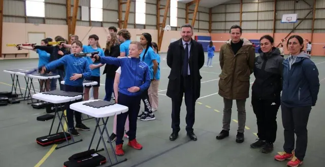 photo  à l’entraînement, les jeunes collégiens ont été félicités par le principal,benjamin caccia (à gauche), accompagné de denis assier, maire, lyana bourlès et gaëlle assier, professeures d’eps.  &copy;  ouest-france 