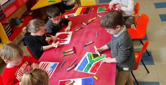 photo  les élèves de la petite section ont préparé des drapeaux de différents pays dont ils achèvent le coloriage.  &copy;  ouest-france 