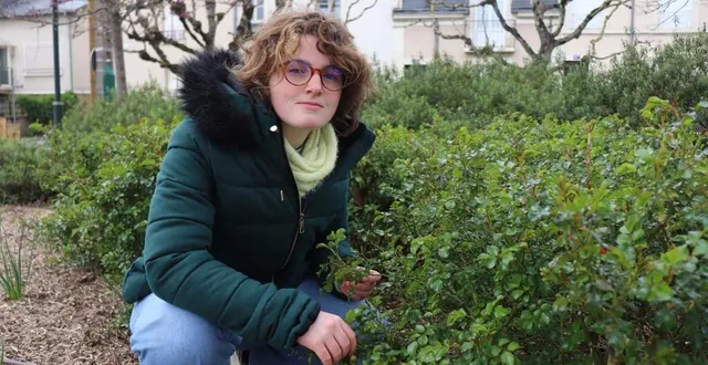 photo  mathilde rigaud connaît bien les insectes vivant sur la place du champ-de-foire, à la flèche : elle les observe ici depuis qu’elle est enfant.  &copy;  ouest-france 