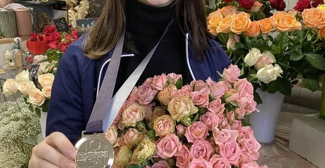 photo  célia pignoux est très heureuse de sa médaille d’argent.  &copy;  le maine libre 