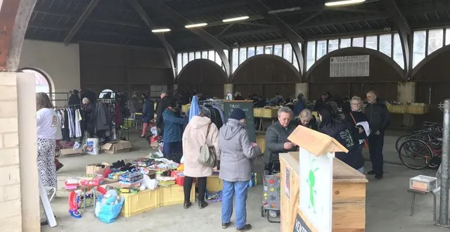 photo  la vente au kilo de la recyclerie les fourmies vertes a remporté un succès lors de la foire de printemps à briouze organisée ce samedi 1er et dimanche 2 avril 2023.  &copy;  ouest-france 