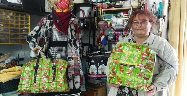 photo  solange phelippeau et ses réalisations : sacs issus du recyclage, et vêtements taillés sur-mesure.  &copy;  ouest-france 