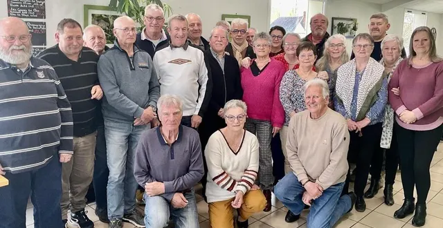 photo  aux côtés du président, daniel clouet (au premier plan, à droite) et du maire, philippe bigot (au centre), journée anniversaire familiale pour la pétanque valburgeoise.  &copy;  ouest-france 