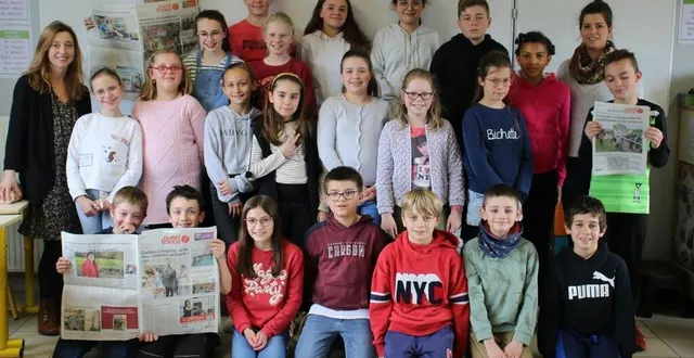 photo  entourés d’élodie charlot, ( à droite), et de stéphanie moreira, ( à gauche), journal en mains ils ont pu découvrir la rédaction d’articles..  &copy;  ouest-france 