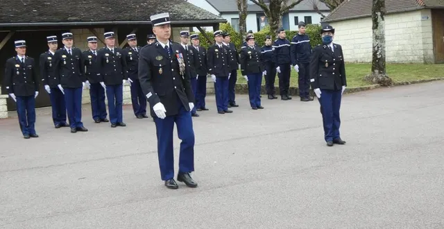 photo  le colonel pierre-olivier benech passe les troupes en revue.  &copy;  ouest-france 